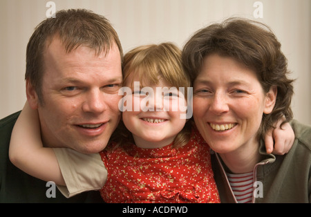 Porträt einer internationalen Familie: Vater (Deutsch), Mutter (Schwedisch) und ihre vier Jahre alte Tochter (Schwedisch). Stockfoto