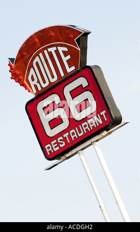 Route 66 Restaurantschild in Clinton, Oklahoma, USA, entlang der Interstate 40. Stockfoto