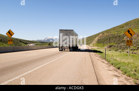 Traktor Anhänger 18 Wheeler fährt durch Bergstraße Utah USA Stockfoto