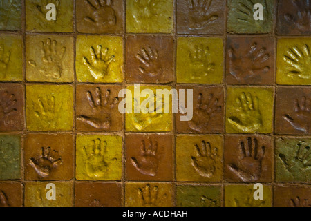 Eden Projekt St Austel Cornwall England Hand Skulptur in Wand Stockfoto