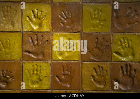 Eden Projekt St Austel Cornwall England Hand Skulptur in Wand Stockfoto