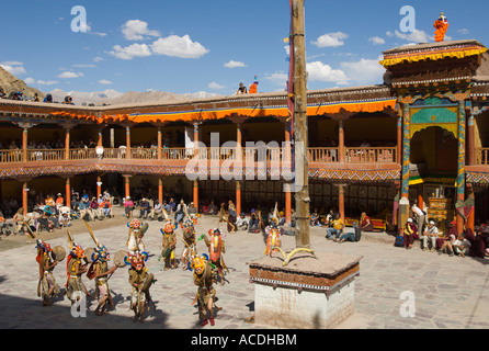 Indien Himalaya Jammu und Kaschmir Ladakh Dorf Hemis Hemis Festival Blick von oben auf Klosterhof mit Mönchen in tra Stockfoto