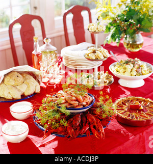 Ein Krebse Partei auf einen Tisch legen. Stockfoto