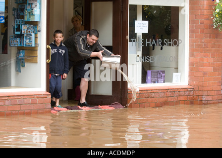 Mann, Pressen Sie überflutet Shop in Tenbury Wells Juni 2007 Stockfoto