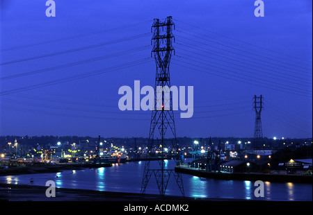 Hohe Spannung Strom Kabel über dem Fluß Orwell, Ipswich, Suffolk, UK. Stockfoto