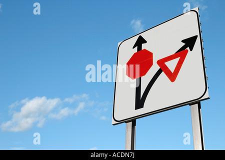 Fahren Sie geradeaus weiter und stoppen oder Kurve rechts und Verkehrszeichen Stockfoto