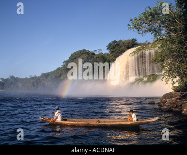 Canaima Nationalpark Bolivar Staat Venezuela Kamaracota oder Peman Indianer Angeln vom Kanu in Canaima Lagune Stockfoto