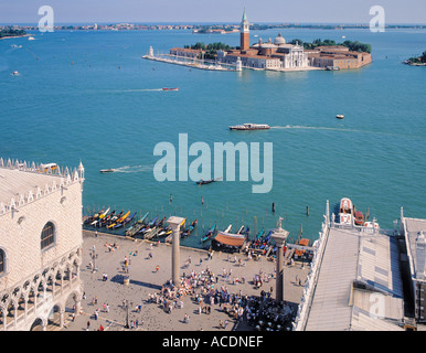 Venedig Italien Blick über Bacino di San Marco in Isola San Giorgio Maggiore Piazetta San Marco Vordergrund Stockfoto