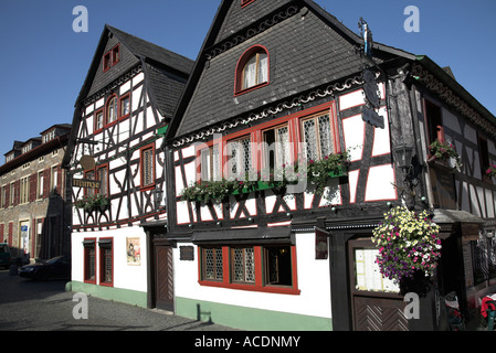 Fachwerkhäusern an der Hauptstraße von Bacharach, einer Stadt an den Ufern des Rheins gelegen. Deutschland Stockfoto