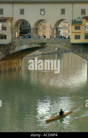 Ruderer auf Fluss Arno Ponte Vecchio Florenz Italien vertikale aufrecht Porträt Stockfoto