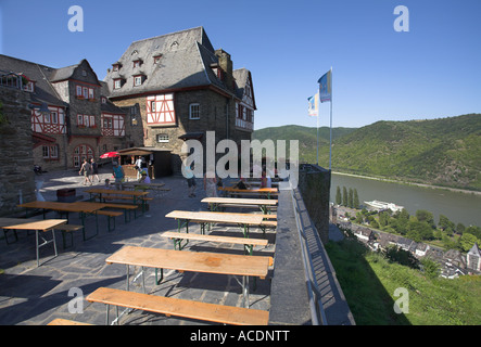 Burg Stahleck hoch über dem Rhein und der Stadt Bacharach. Rheintal, Deutschland. Stockfoto