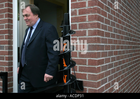 John Prescott, dann stellvertretender Ministerpräsident zu Fuß aus einem Display Haus an einer Bauausstellung, Watford, UK. Stockfoto