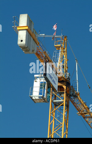 Riesiger Kran auf der Baustelle in St. Helier Jersey Channel Islands Stockfoto