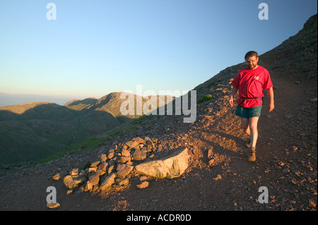Walker, Great Gable in den späten Abend mit großer Ende hinter Seenplatte absteigend Stockfoto
