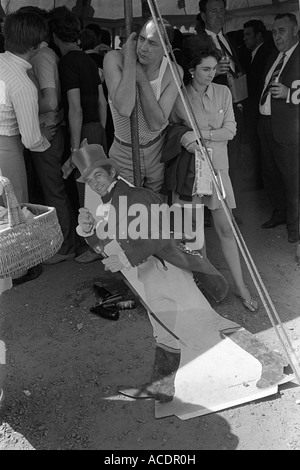 Derby Day Pferderennen Epsom Downs Surrey England 1970er Jahre The Beer Tent, ein Johnnie Walker Whiskey ausschneiden Werbung 1970 HOMER SYKES Stockfoto