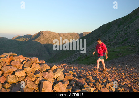 Walker, Great Gable in den späten Abend mit großer Ende hinter Seenplatte absteigend Stockfoto