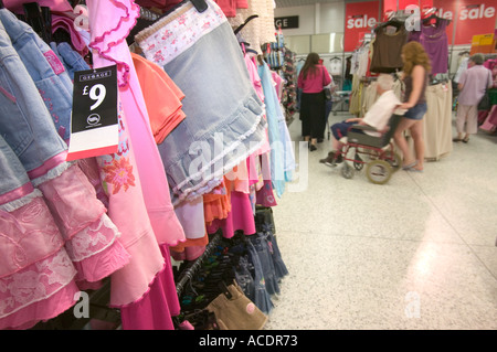 Shopper shopping für Kleidung im Bereich von Asda George Stockfoto