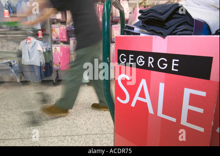 Shopper shopping für Kleidung im Bereich von Asda George Stockfoto