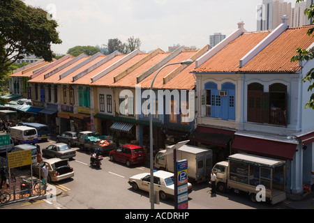 Traditionellen bunten Shophouses Buffalo Road mit dem Verkehr in ethnische Nachbarschaft von oben wenig Indien Singapur Stockfoto