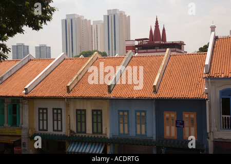 Traditionelle bunte Shophouse roten Ziegeldächer in Buffalo Road in ethnischen Viertel Little India Singapur Stockfoto
