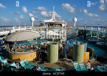 Eine Resort am Meer, dem offenen Deck der Explorer of the Seas Kreuzfahrt Schiff Stockfoto