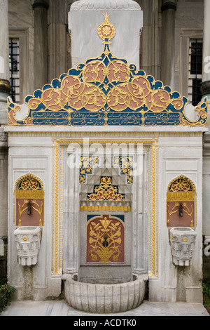 Springbrunnen am Eingang der Sultan Ahmet III Bibliothek im Topkapi Palast in Istanbul Türkei Stockfoto