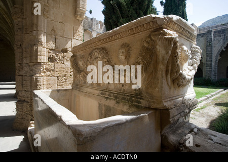Torbögen in den Ruinen von Bellapais Abbey in der türkischen Republik Nordzypern Stockfoto