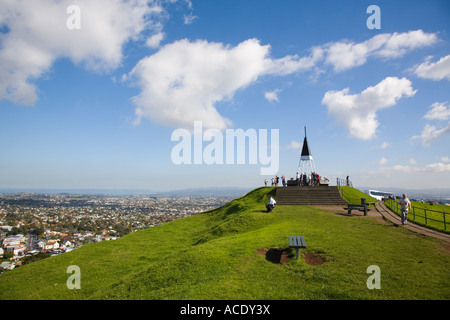 Mount Eden Domain Maungawhau Gipfel mit Touristen auf ruhende Vulkankegel Krater Auckland New Zealand Stockfoto