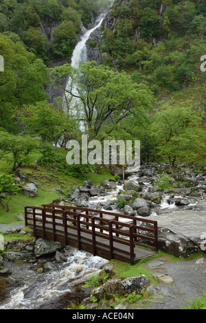 Brücke über den Bach, Wasserfall, Snowdonia-Nationalpark, Gwynedd, Nordwales, Großbritannien Stockfoto