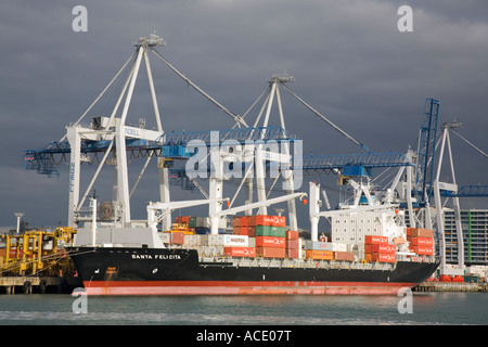 Auckland North Island Neuseeland Containerschiff festgemacht durch Kai im Hafen am östlichen Ufer von Waitemata Harbour Stockfoto