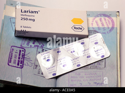 Anti-Malaria Droge Lariam Mefloquine mit Pass Stockfoto