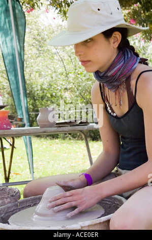 Junge weibliche Teenager machen einen Tontopf auf einer Töpferscheibe Stockfoto