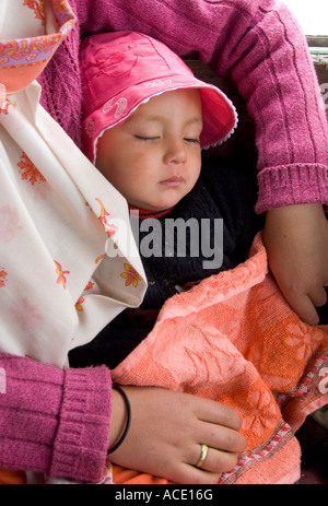 Indien Himalaya Jammu und Kaschmir Ladakh Indus Tal Babyjungen schlafen in seiner Mutter s Runde in einem bus Stockfoto