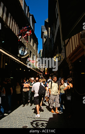 Touristen in der Straße, Grande Rue, Le Mont Saint Michel, Normandie, Frankreich Stockfoto