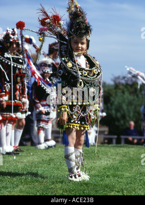 dh Festival of the Horse SOUTH RONALDSAY ORKNEY Scottish Girl Pferd Konkurrent in der traditionellen Ernte St. Margarets Hoffnung Erbe Kostüm Event-Kleid Stockfoto