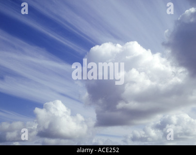 dh Wolke HIMMEL WETTER Weiß flauschige Wolke über blauen Himmelswolken mit streifiger Wolke Stockfoto