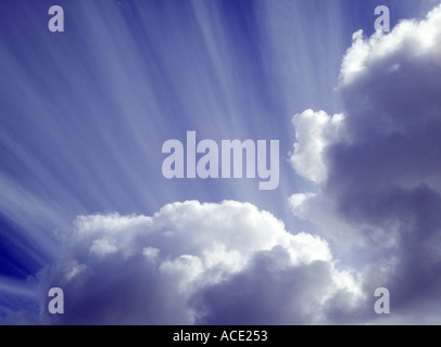 dh Wolke HIMMEL WETTER Weiß flauschige Wolke und streifige Wolke blauer Himmel Atmosphärenwolken Stockfoto