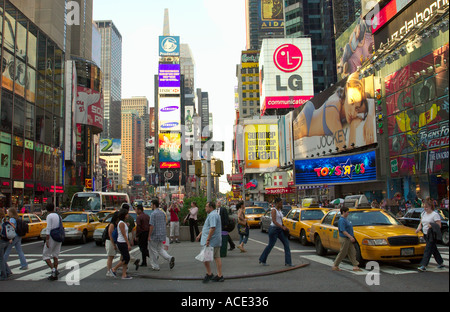 Die hell beleuchteten Zeichen des Times Square in New York City, New York USA Stockfoto