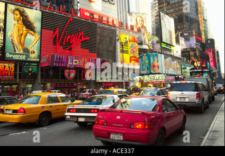 Die hell beleuchteten Zeichen des Times Square in New York City, New York USA Stockfoto