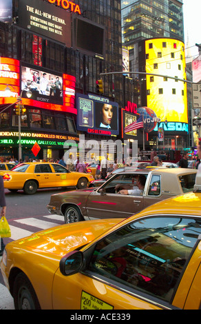 Die hell beleuchteten Zeichen des Times Square in New York City, New York USA Stockfoto