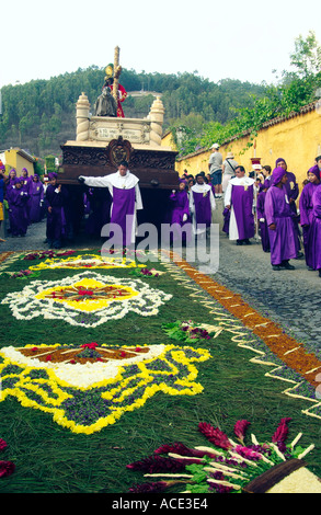 Semana Santa Prozessionen mit Straße Teppiche durch die Straßen von Antigua Guatemala während der Heiligen Woche Stockfoto