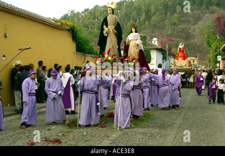 Semana Santa Prozessionen mit Straße Teppiche durch die Straßen von Antigua Guatemala während der Heiligen Woche Stockfoto