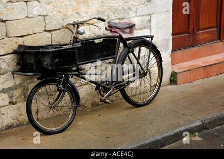 Altes Fahrrad gelehnt eine Steinmauer Handel Fahrrad Stockfoto