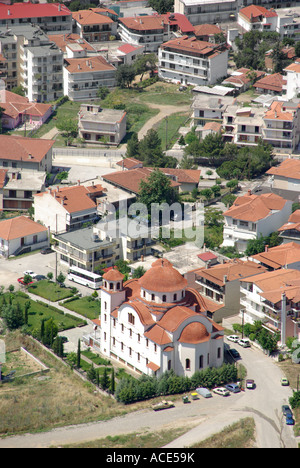 Antenne Nahaufnahme Birds Eye View mit Blick auf die Dächer der Griechischen Wohnimmobilien in Kalambaka Meteora Kloster Bereich rock Pinnacles Griechenland Stockfoto
