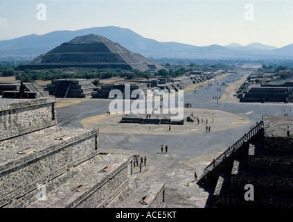 Blick vom Pyramide des Mondes zur Pyramide der Sonne und der Avenue des Standortes Toten Ruinen von Teotihuacan Estado de México Mexiko Stockfoto
