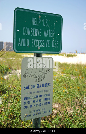 Helfen Sie uns sparen Wasser und speichern unsere Sea Turtles Zeichen auf Sand Key Park Beach Clearwater Florida Vereinigte Staaten von Amerika Stockfoto