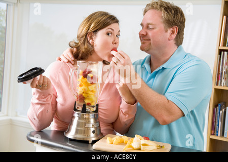 Paar Obst zu essen, während einen Smoothie machen Stockfoto
