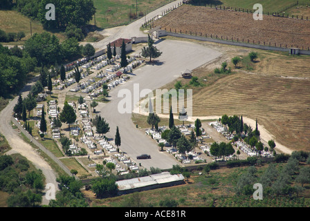 Luftaufnahme unten auf Kalambaka Griechischen Friedhof Stadtrand von Tourismus gateway Stadt für pinnacles & Klöster von Meteora Gegend von Griechenland EU suchen Stockfoto