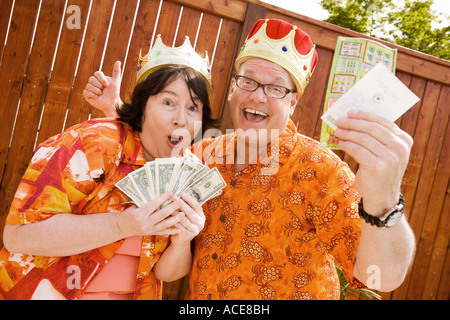 Paar tragen festliche Outfits und Kronen Stockfoto