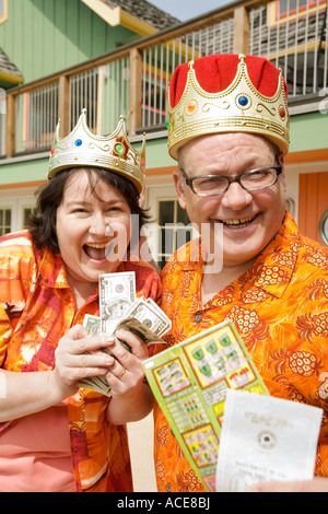 Paar tragen festliche Outfits und Kronen Stockfoto